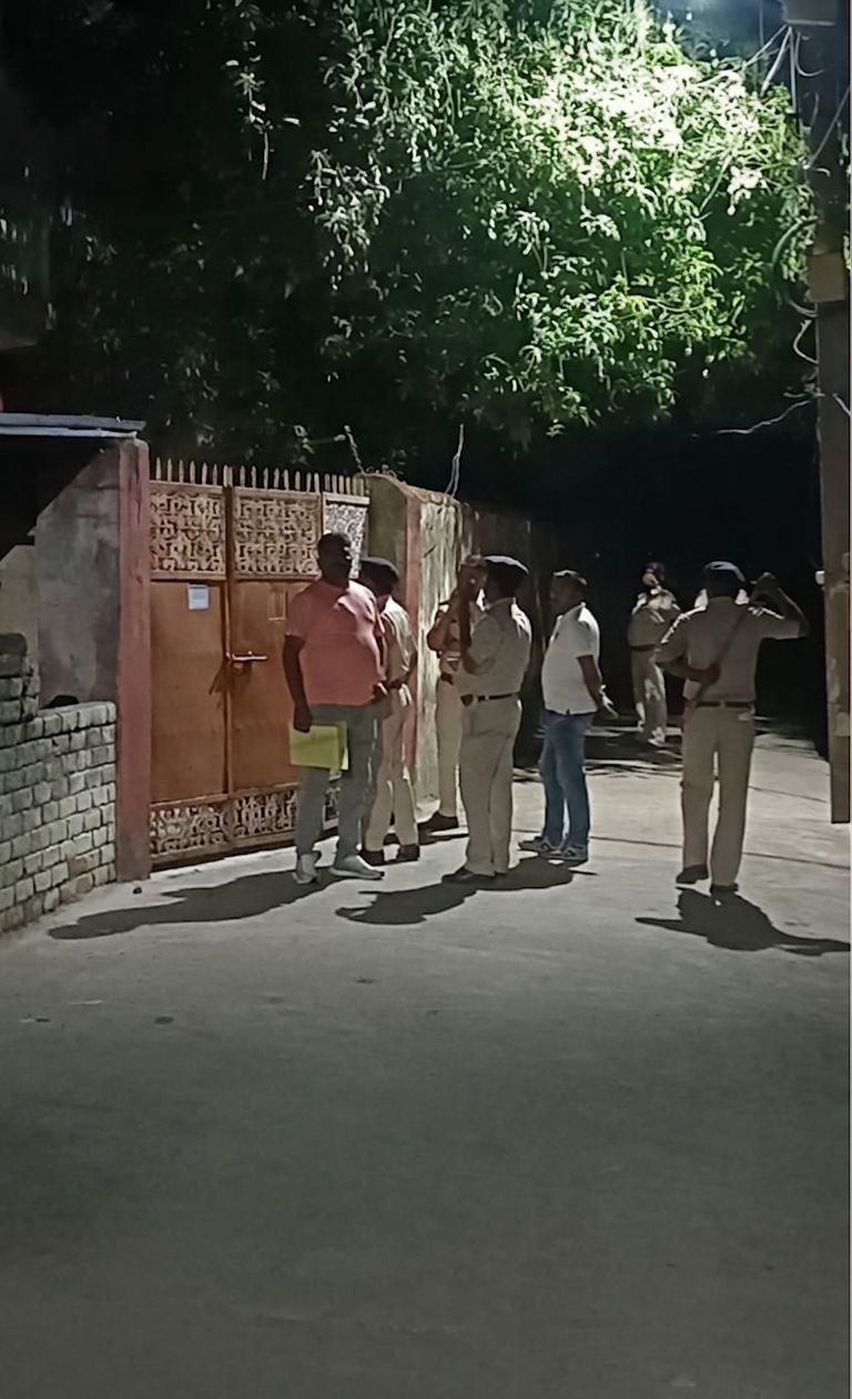 पुलिस छापेमारी की तस्वीर