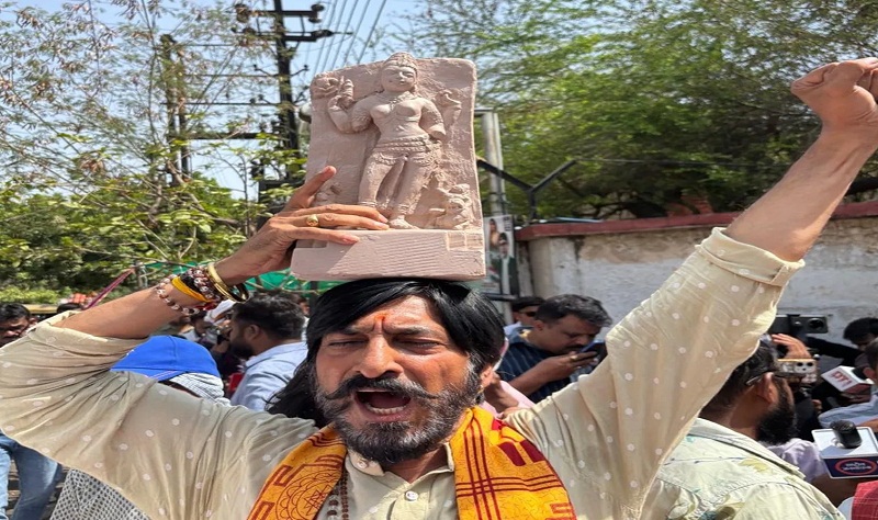 भोजशाला के बाहर जश्न का माहौल