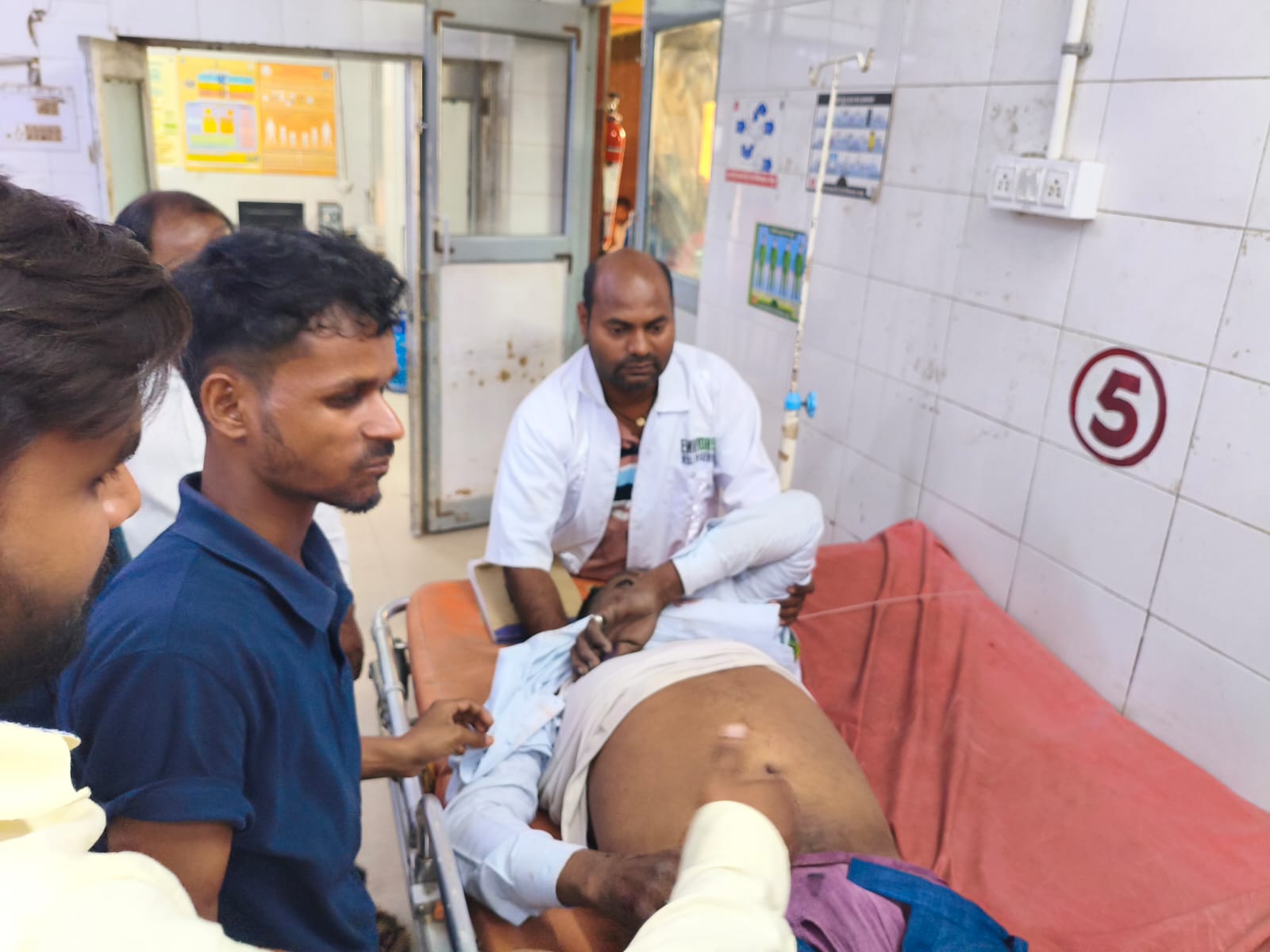 सामुदायिक स्वास्थ्य केंद्र पर डॉ परिचालक का इलाज करते हुए