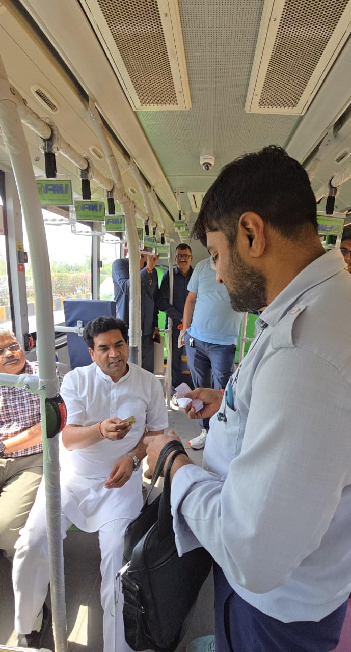 दिल्ली के श्रम मंत्री कपिल मिश्रा फीडर बस में यात्रा के दौरान टिकट लेते हुए दिल्ली के श्रम मंत्री कपिल मिश्रा फीडर बस में यात्रा के दौरान टिकट लेते हुए