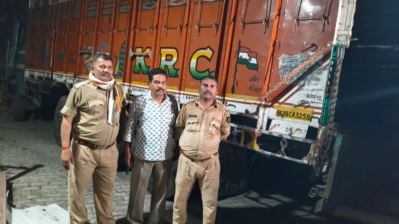 आबकारी विभाग ने  पकडी ट्रक से 60 लाख की अवैध अंग्रेजी शराब
