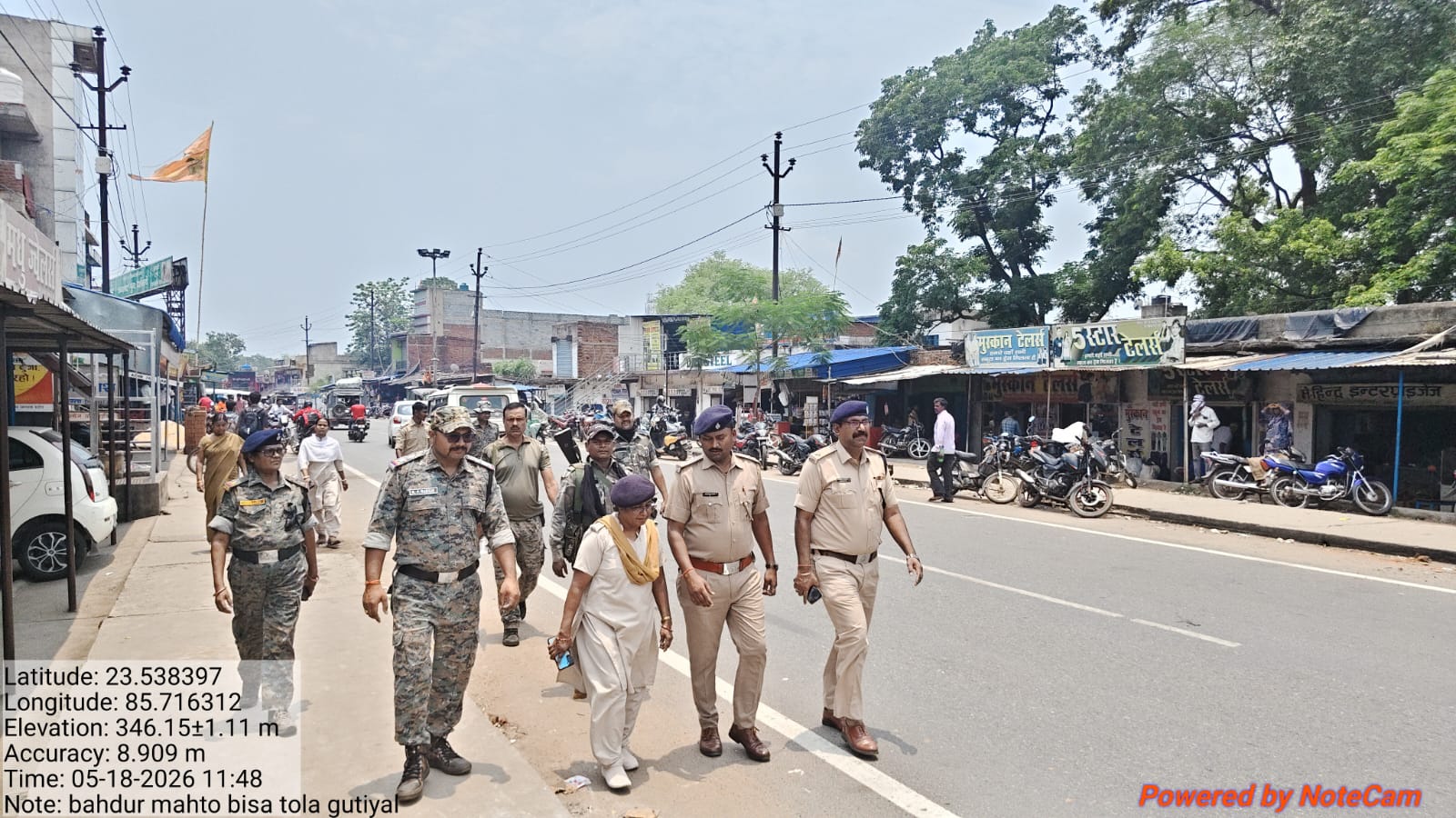 सड़कों पर गश्त लगाते पुलिस अधिकारी