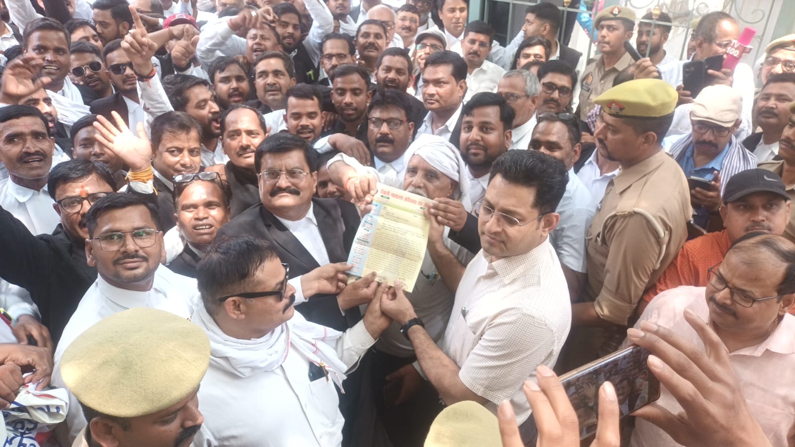 जिलाधिकारी सैमुअल पाल एन को ज्ञापन सौंपते हुए अधिवक्ता संघ के अध्यक्ष सुभाष चंद्र यादव और अन्य अधिवक्ता जिलाधिकारी सैमुअल पाल एन को ज्ञापन सौंपते हुए अधिवक्ता संघ के अध्यक्ष सुभाष चंद्र यादव और अन्य अधिवक्ता