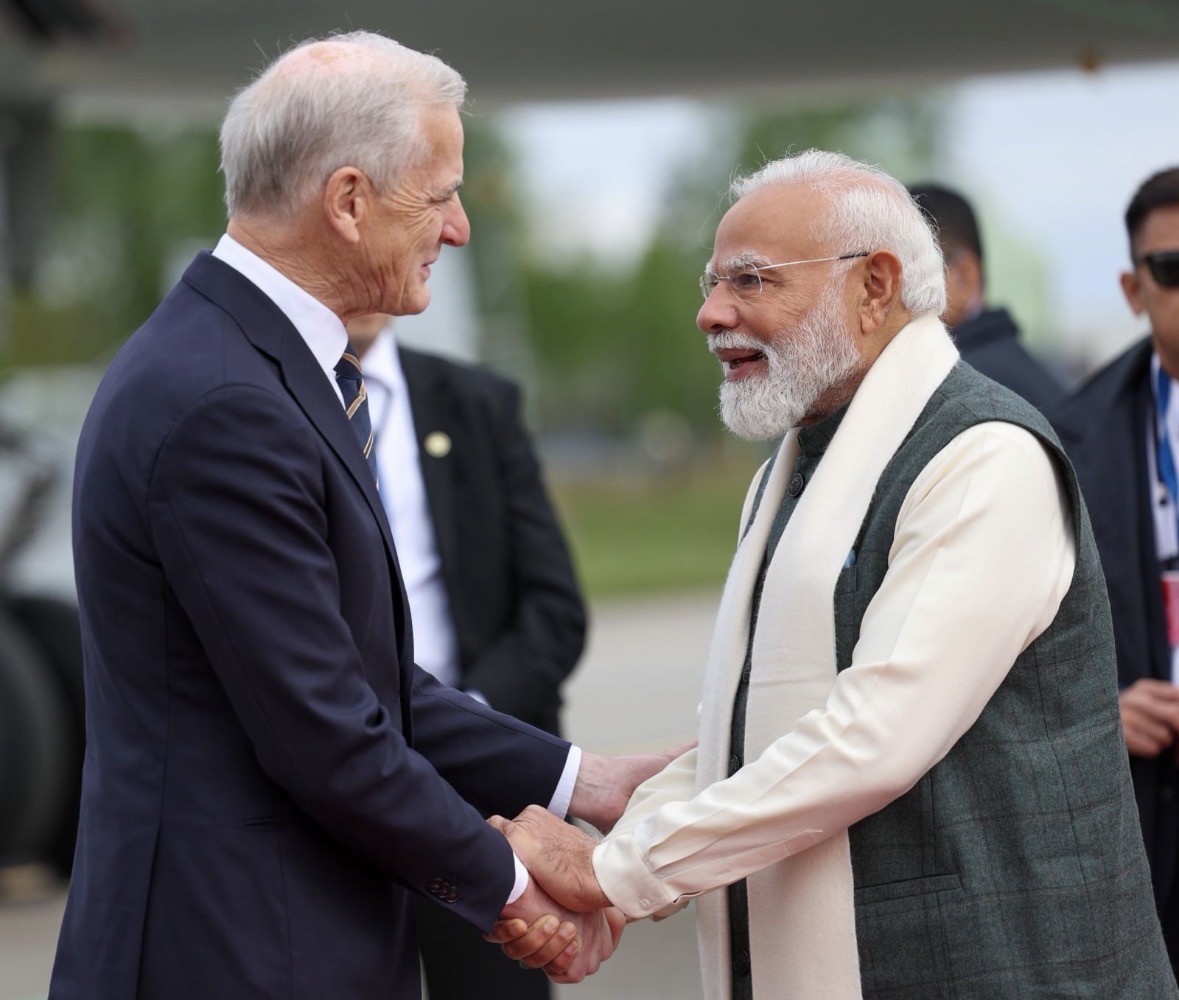 ओस्लो पहुंचने पर नार्वे के प्रधानमंत्री योनास गार स्टोरे ने प्रधानमंत्री नरेन्द्र मोदी का हवाई अड्डे पर स्वागत किया।