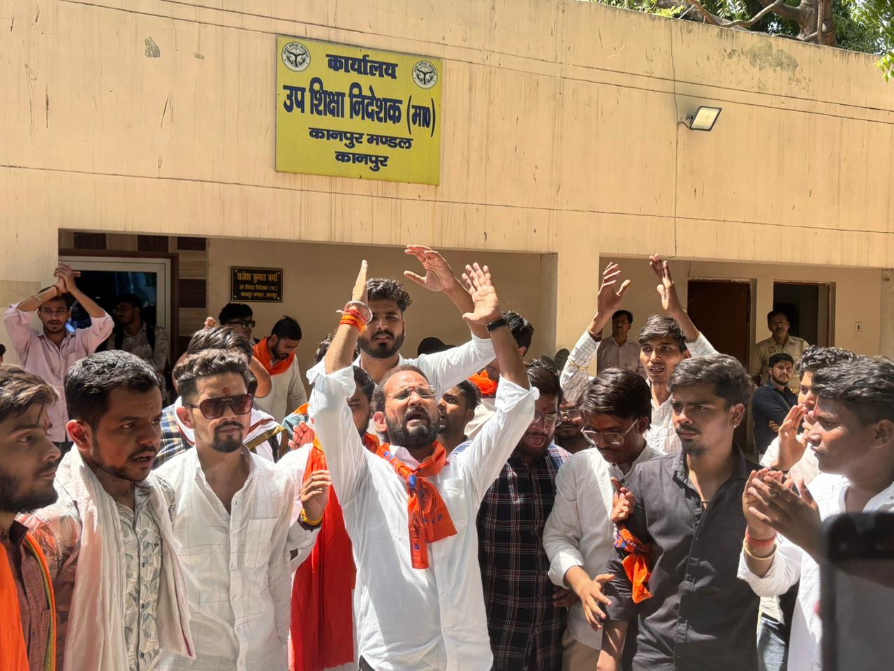 प्रदर्शन करते एबीवीपी कार्यकर्ता