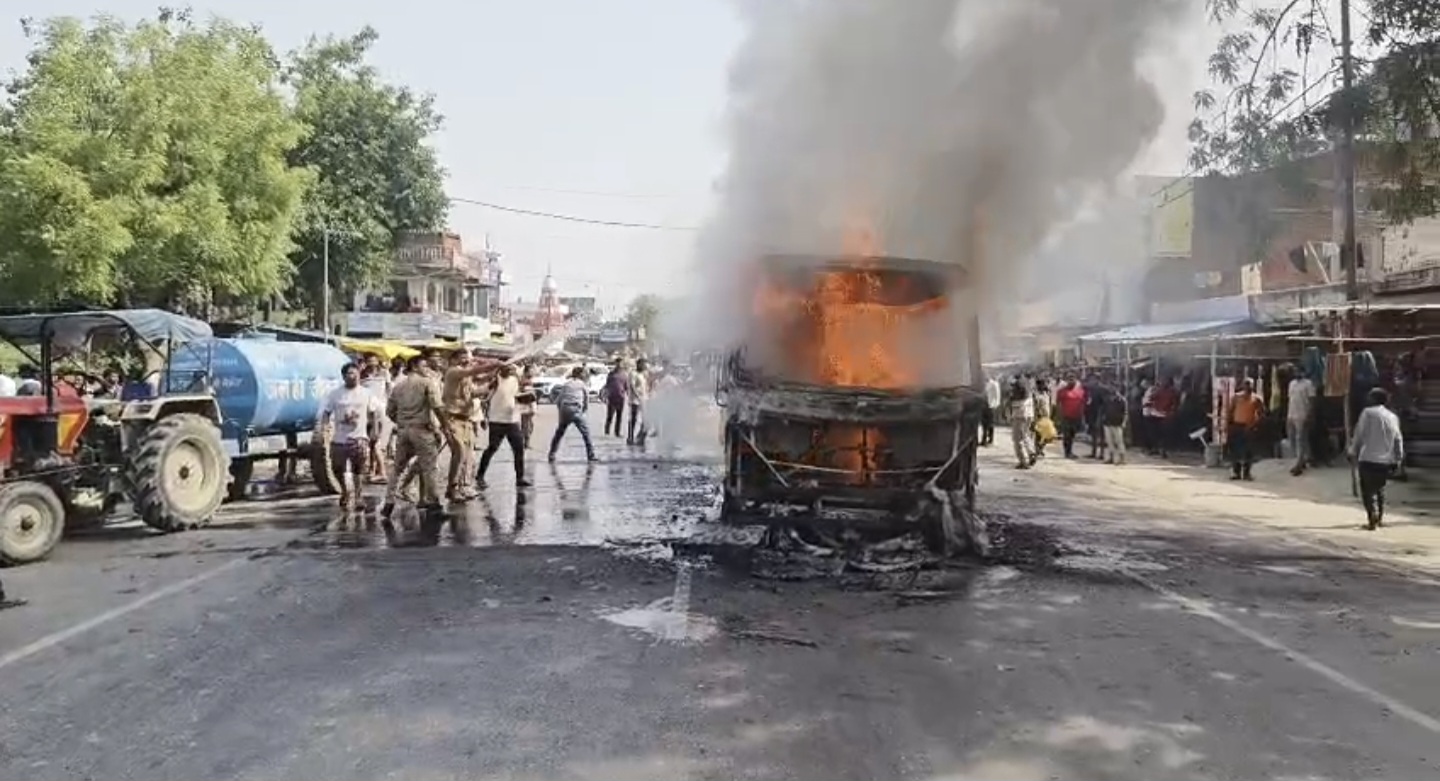 आज को बुझाते हुए पुलिस एवं फायर कर्मी आज को बुझाते हुए पुलिस एवं फायर कर्मी