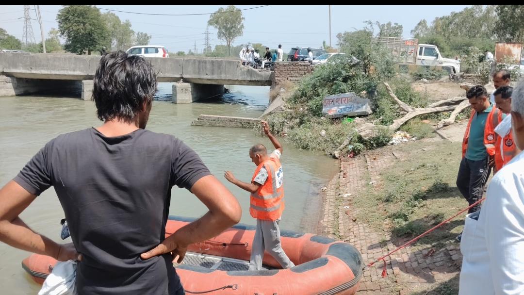 पानीपत, दिल्ली पैनल नहर में डूबे उद्योगपति दंपत्ति की तलाश में जुटी सहायता टीम पानीपत, दिल्ली पैनल नहर में डूबे उद्योगपति दंपत्ति की तलाश में जुटी सहायता टीम
