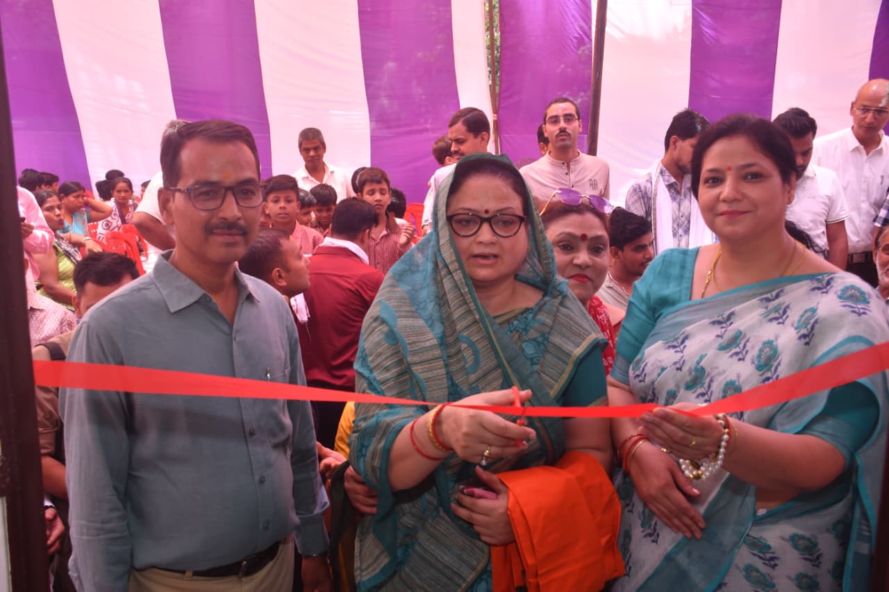 फीता काट कर स्कूल का उद्घाटन करते हुए