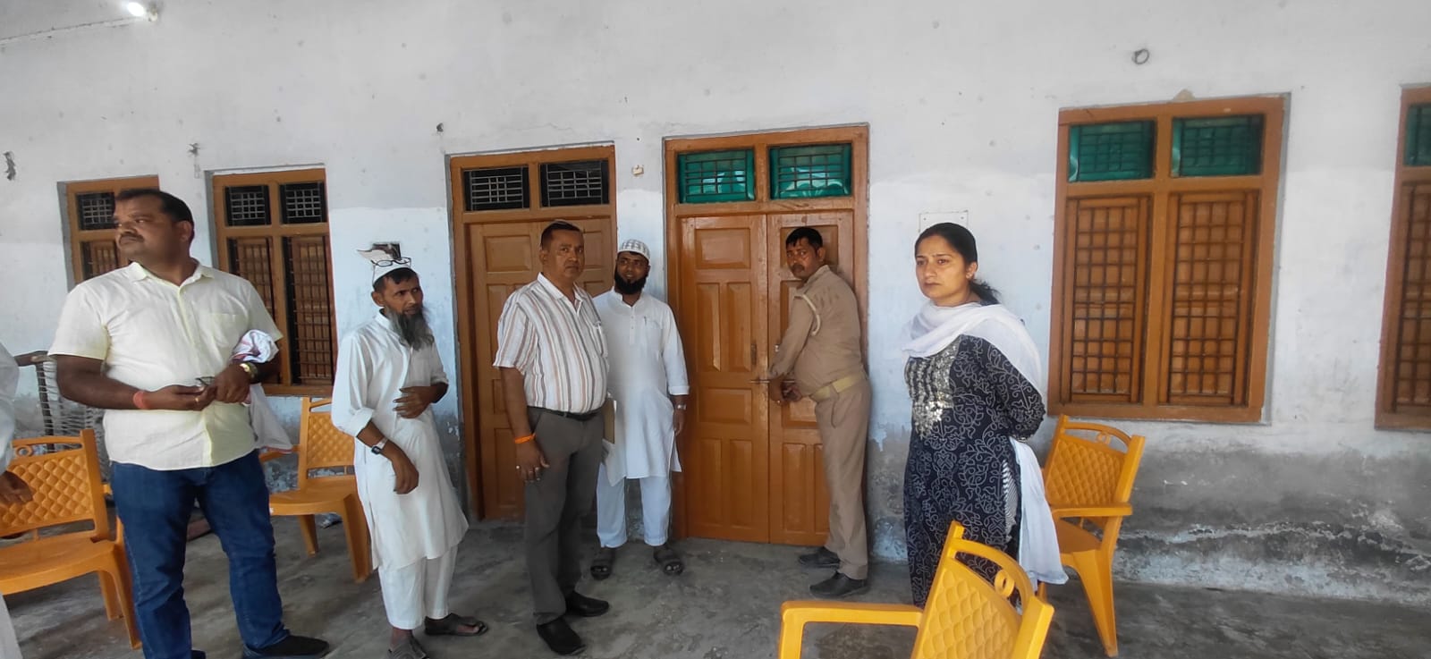 ताला लगाते हुए अधिकारी ताला लगाते हुए अधिकारी