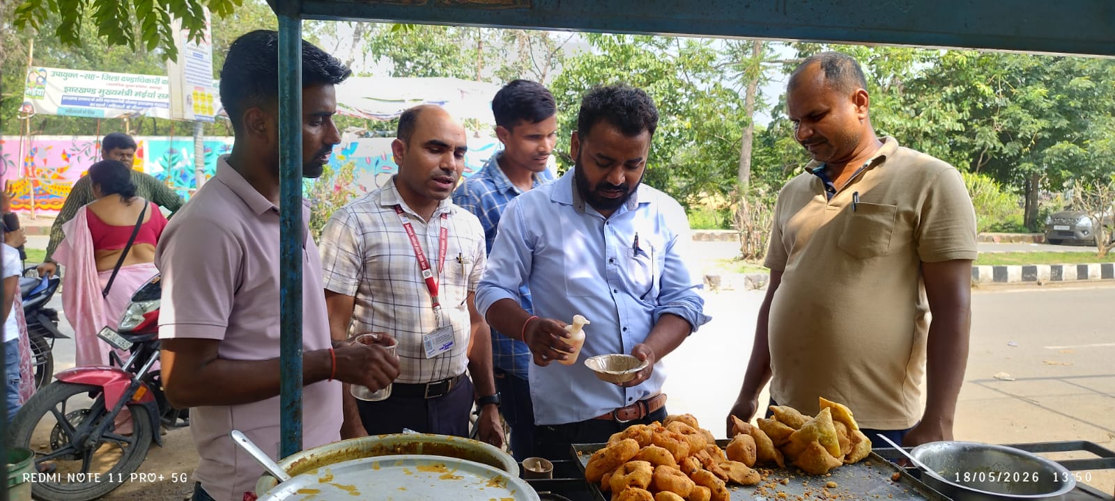 जांच करते अधिकारी