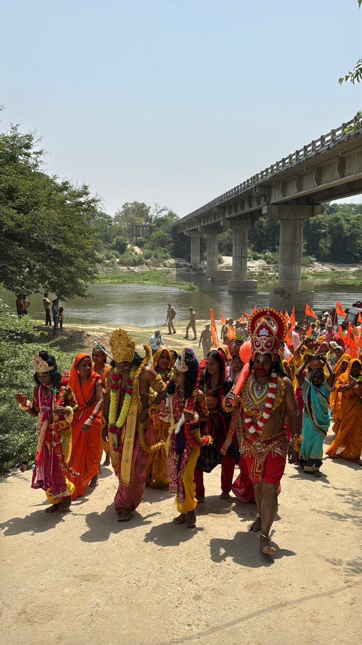शोभा यात्रा मे शामिल महिलाएं