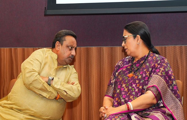 राष्ट्रीय व्यापारी नेता सम्मेलन 2026 को संबोधित करते स्मृति ईरानी एवं प्रवीण खंडेलवाल