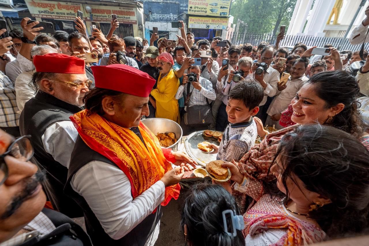 लखनऊ में हजरतगंज में भंडारा बताते अखिलेश यादव