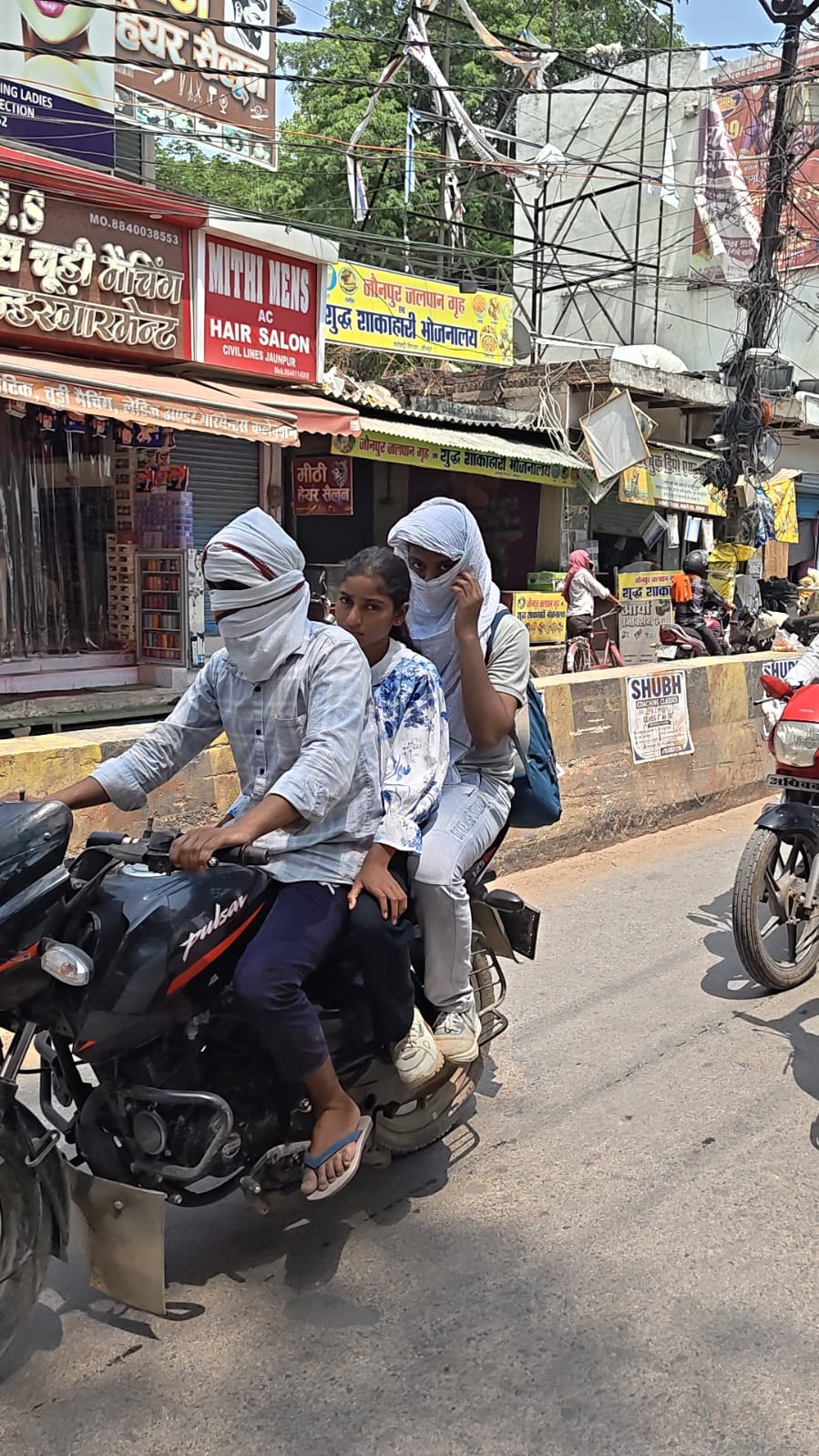सड़को पर मुंह ढक कर जाते हुए लोग