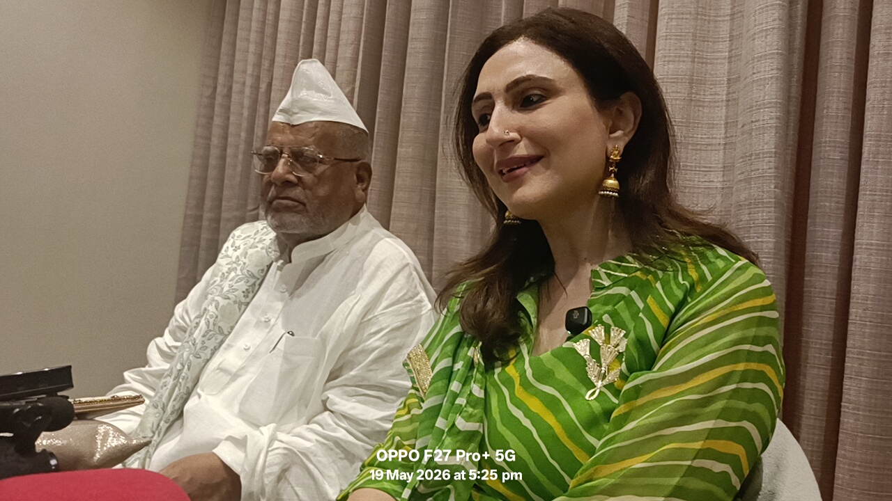 जूही बब्बर पत्रकारों से बातचीत करते हुए