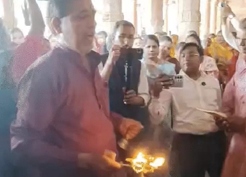भोजशाला में हवन-पूजन करते हुए श्रद्धालु