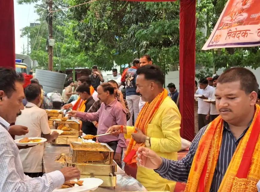 फोटो पुलिस अधीक्षक कार्यालय काप्रसाद बांटते