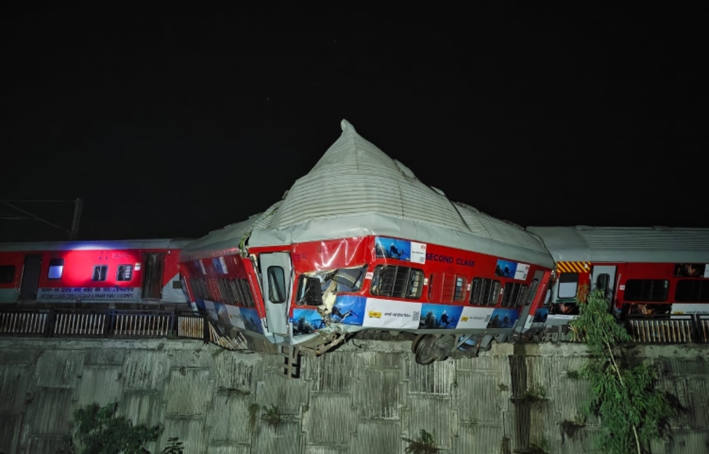 पटरी से उतरे ट्रेन के डब्बे के चित्र।