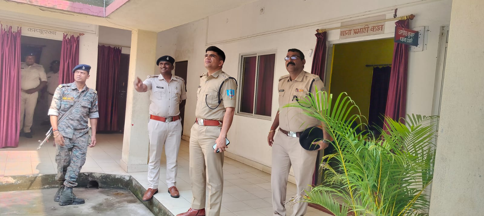 निरीक्षण करते अधिकारी