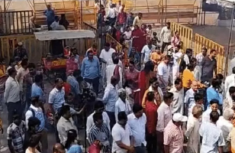 भोजशाला में हवन-पूजन करते हुए श्रद्धालु