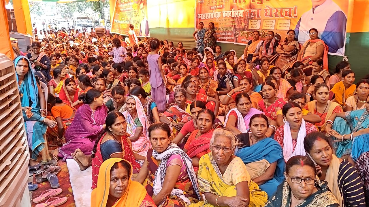 धरना में शामिल लोग