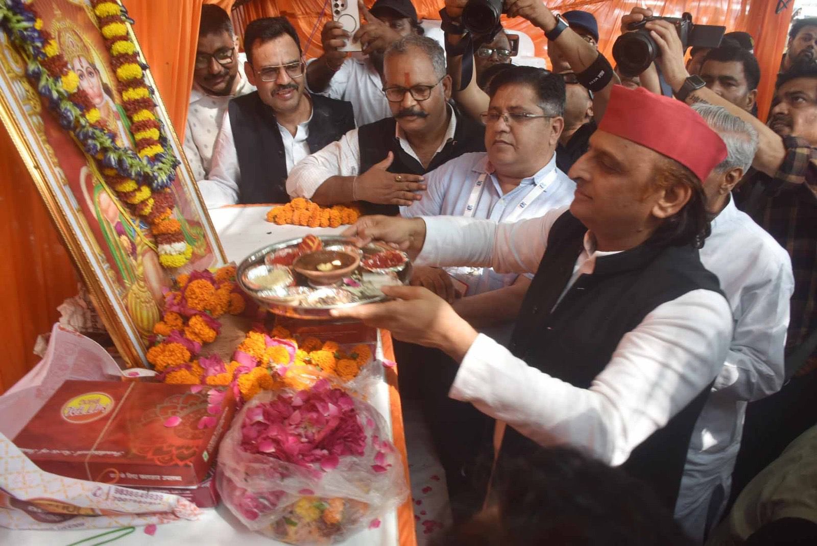 सभा अध्यक्ष अखिलेश यादव बड़े मंगल पर भगवान हनुमान के चित्र पर पुष्प अर्पित कर पूजा करते