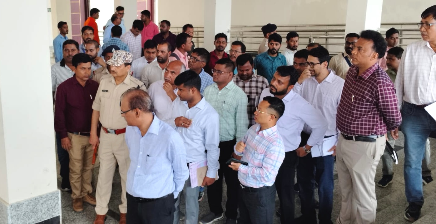 धुबरी एवं गौरिपुर रेलवे स्टेशनों के विकास कार्यों का डीआरएम ने किया निरीक्षण।