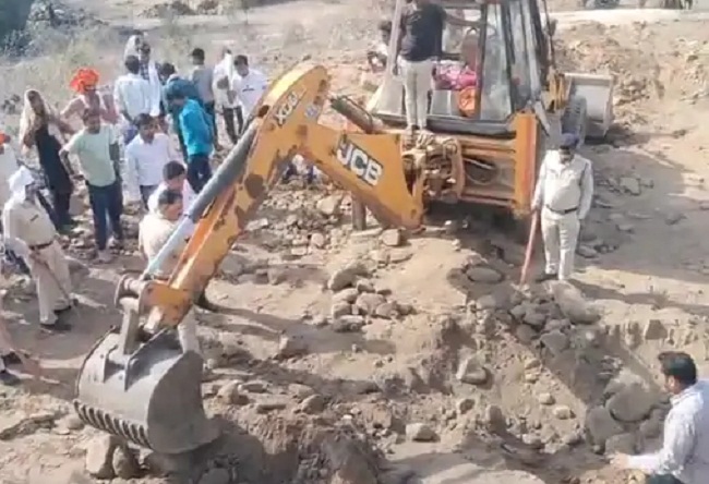मुड़ारी गांव में खुदाई मुड़ारी गांव में खुदाई