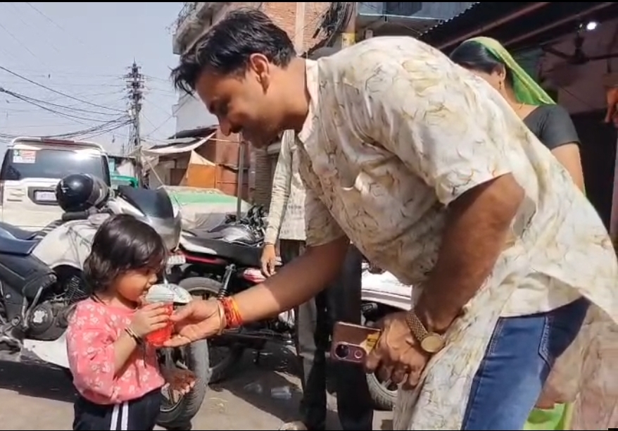 छोटी बच्ची भी शर्बत पीते हुए
