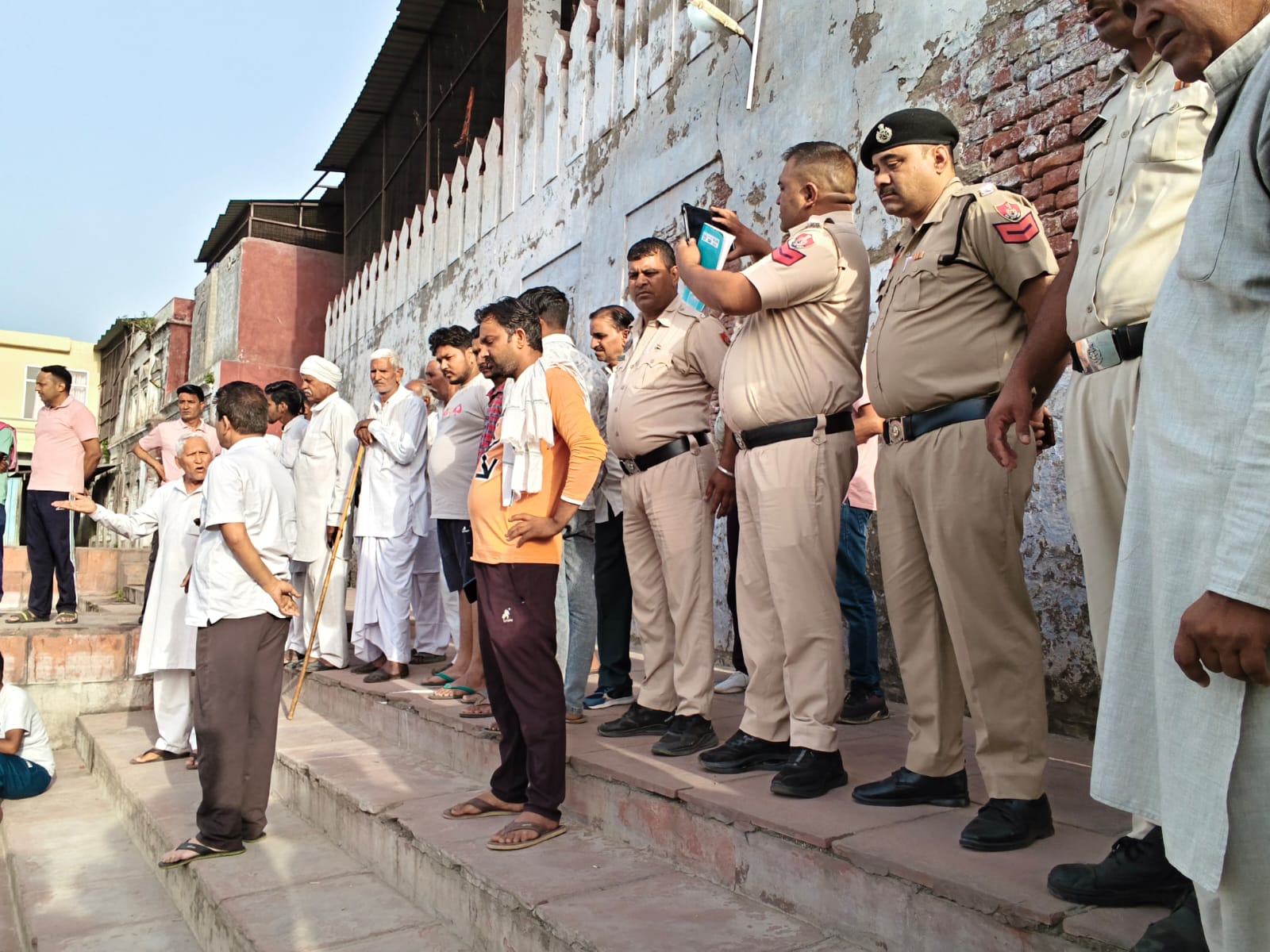 कलायत के कपिल मुनि तीर्थ सरोवर में कूदीं बहनों को निकलते समय जमा भीड़