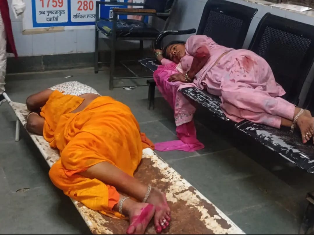 फोटो। घटना में घायल लोग अस्पताल में भर्ती
