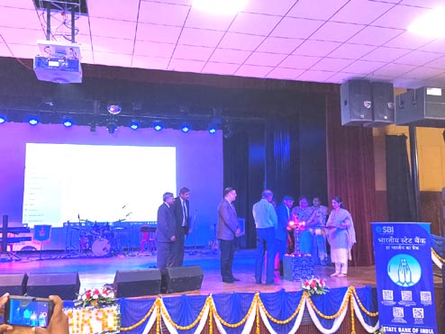 दीप प्रज्ज्वलित करते अतिथिगण दीप प्रज्ज्वलित करते अतिथिगण