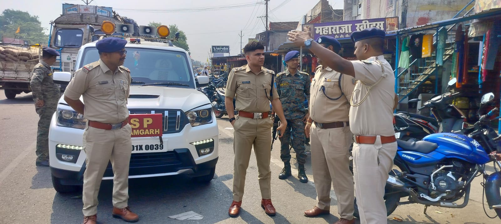 निरीक्षण करते अधिकारी