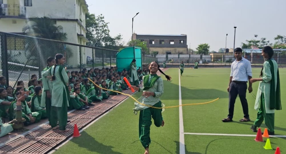 दौड लगाती छात्राओं की तस्वीर