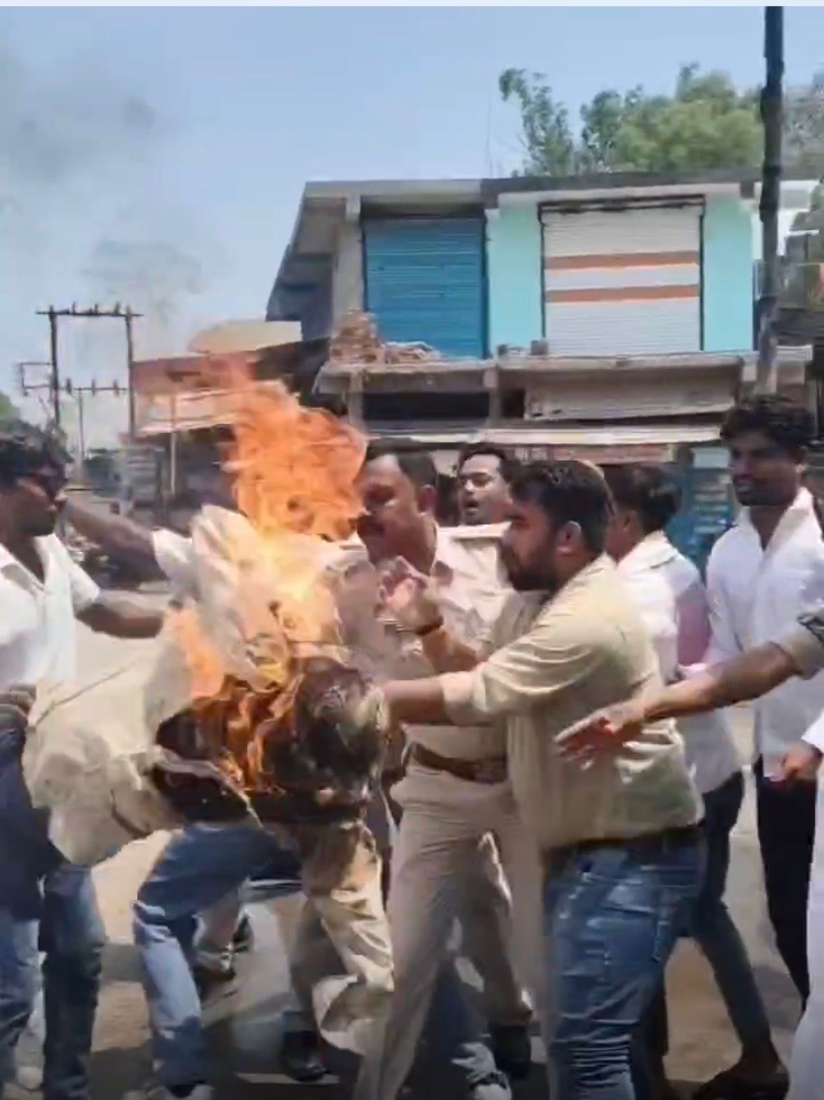 पुतला दहन करते हुए एनएसयूआई के कार्यकर्ता।