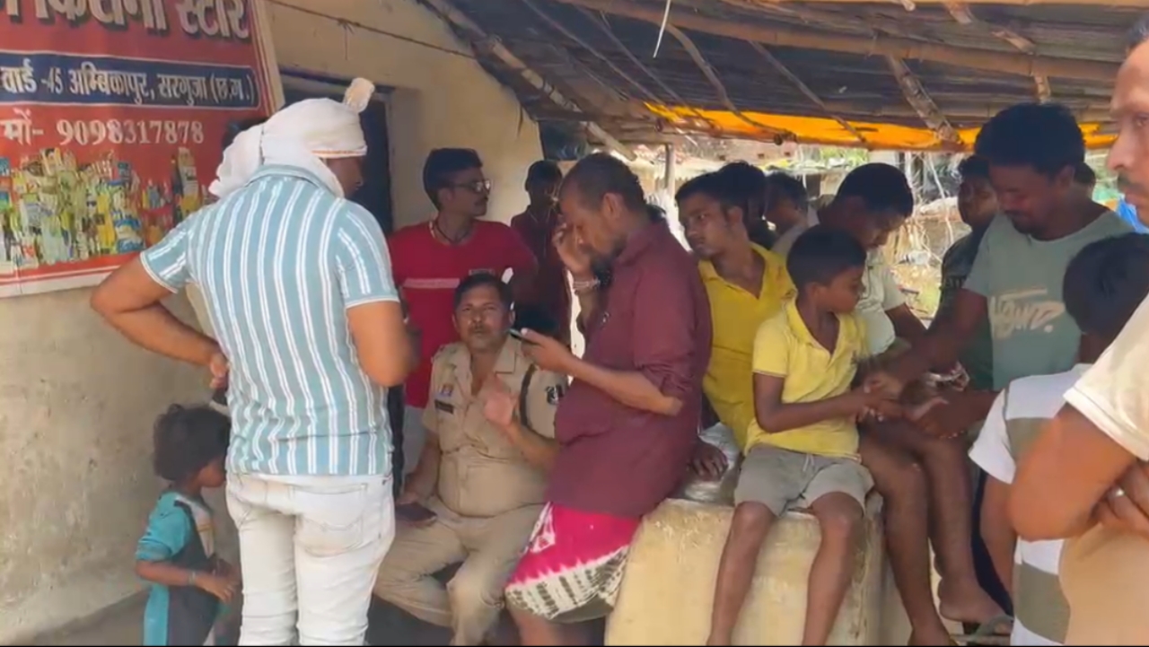 महिला की संदिग्ध मौत, जांच करती पुलिस