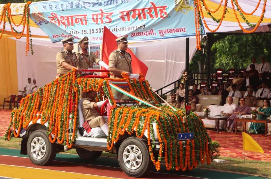 डा. भीमराव आंबेडकर पुलिस अकादमी मुरादाबाद में  47 प्रशिक्षु दरोगाओं की पासिंग आउट परेड का निरीक्षण करते डीआईजी ट्रेनिंग राजीव सभरवाल।