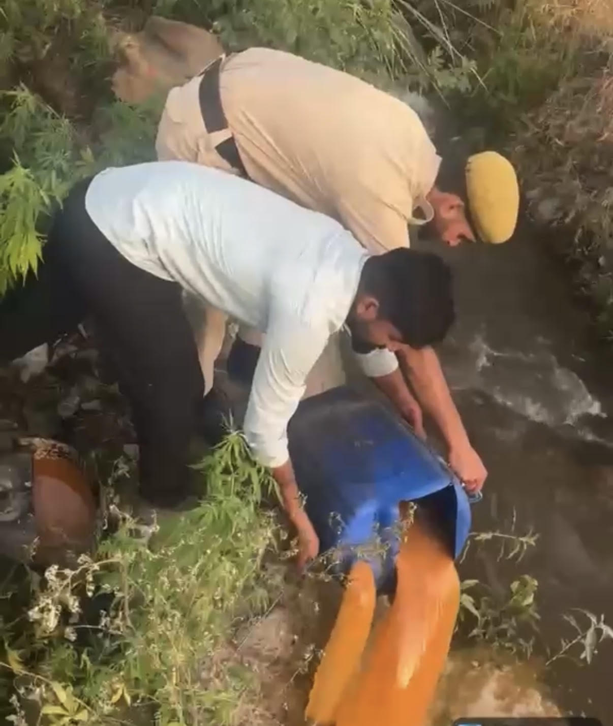 Crackdown on illegal liquor in the city, 3000 litres of liquor destroyed Crackdown on illegal liquor in the city, 3000 litres of liquor destroyed