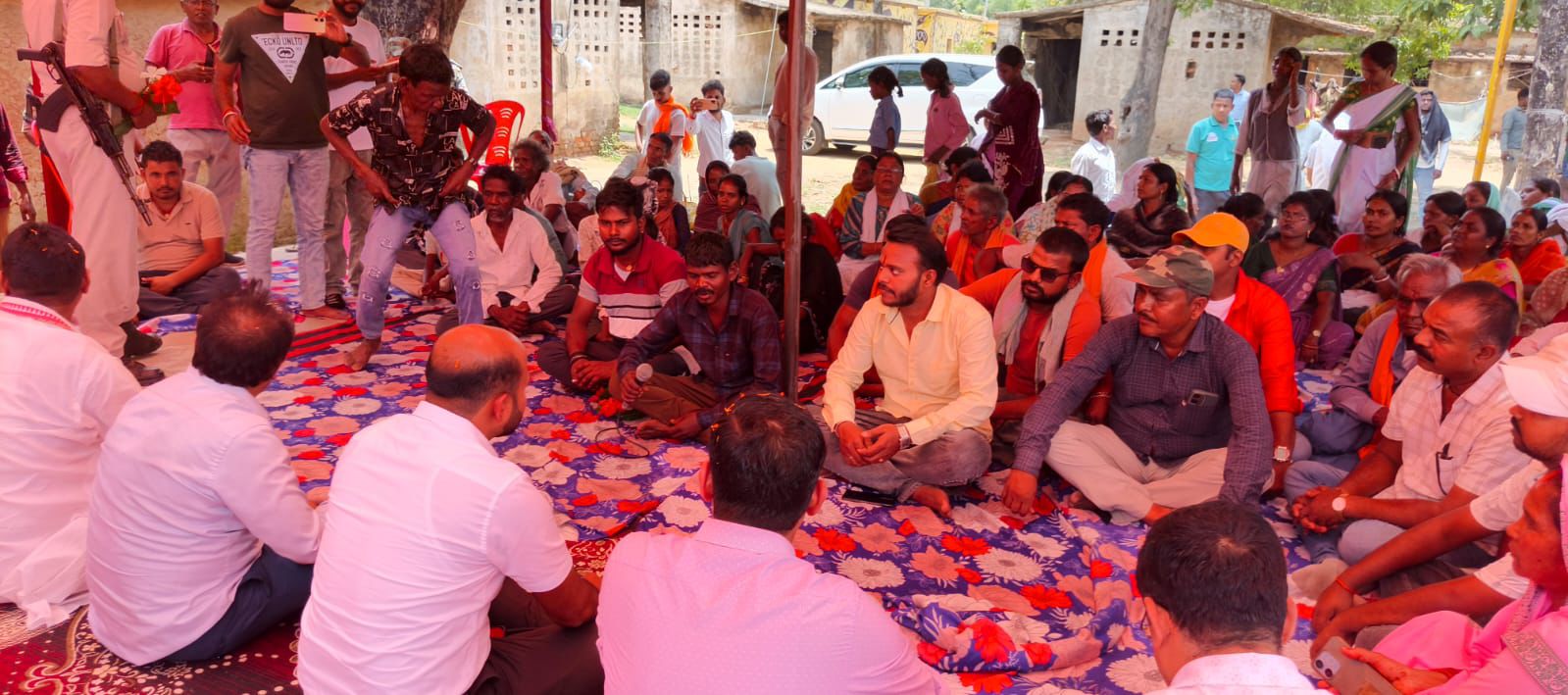 संवाद करते डीसी