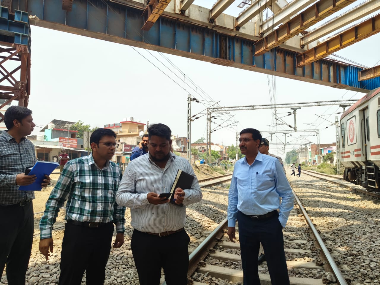 डीआरएम सुनील कुमार वर्मा भंडारी रेलवे स्टेशन पर रेलवे  ट्रैक का निरीक्षण करते हुए