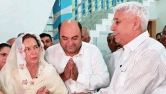 नवजाेत काैर सिद्धू संत रामपाल से मिलते हुए