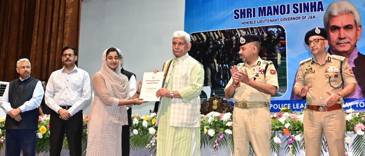 उपराज्यपाल ने जम्मू-कश्मीर पुलिस के नवनियुक्त कांस्टेबलों को नियुक्ति पत्र सौंपे उपराज्यपाल ने जम्मू-कश्मीर पुलिस के नवनियुक्त कांस्टेबलों को नियुक्ति पत्र सौंपे