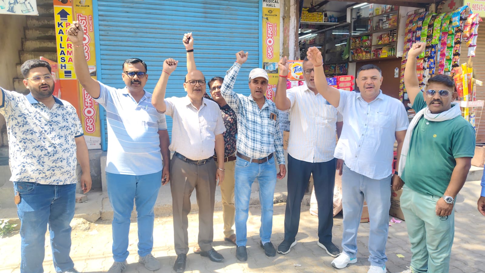 रोष व्यक्त करते हुए कैमिस्ट।