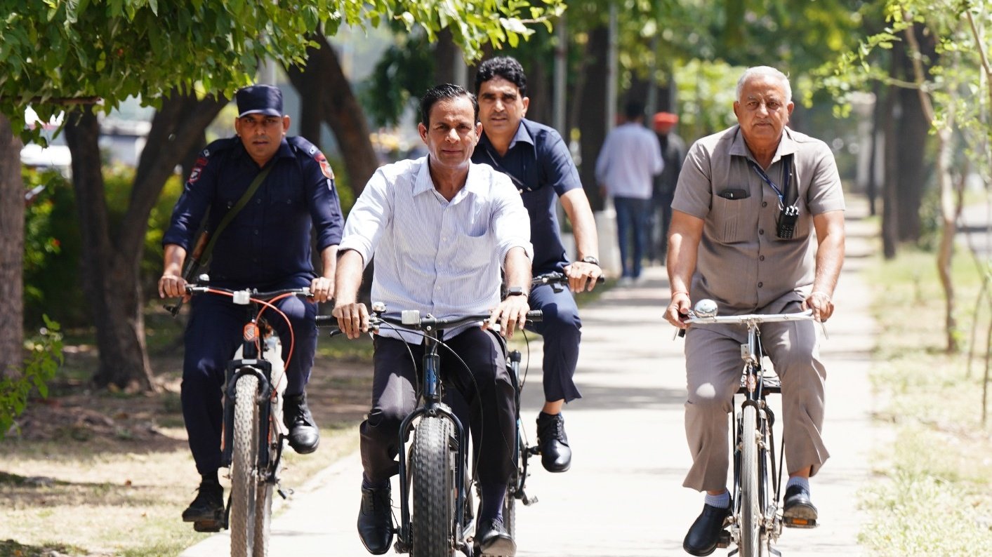 चंडीगढ़ के मुख्य सचिव राजेश प्रसाद साइकिल पर सवार हाेकर कार्यालय जाते हुए