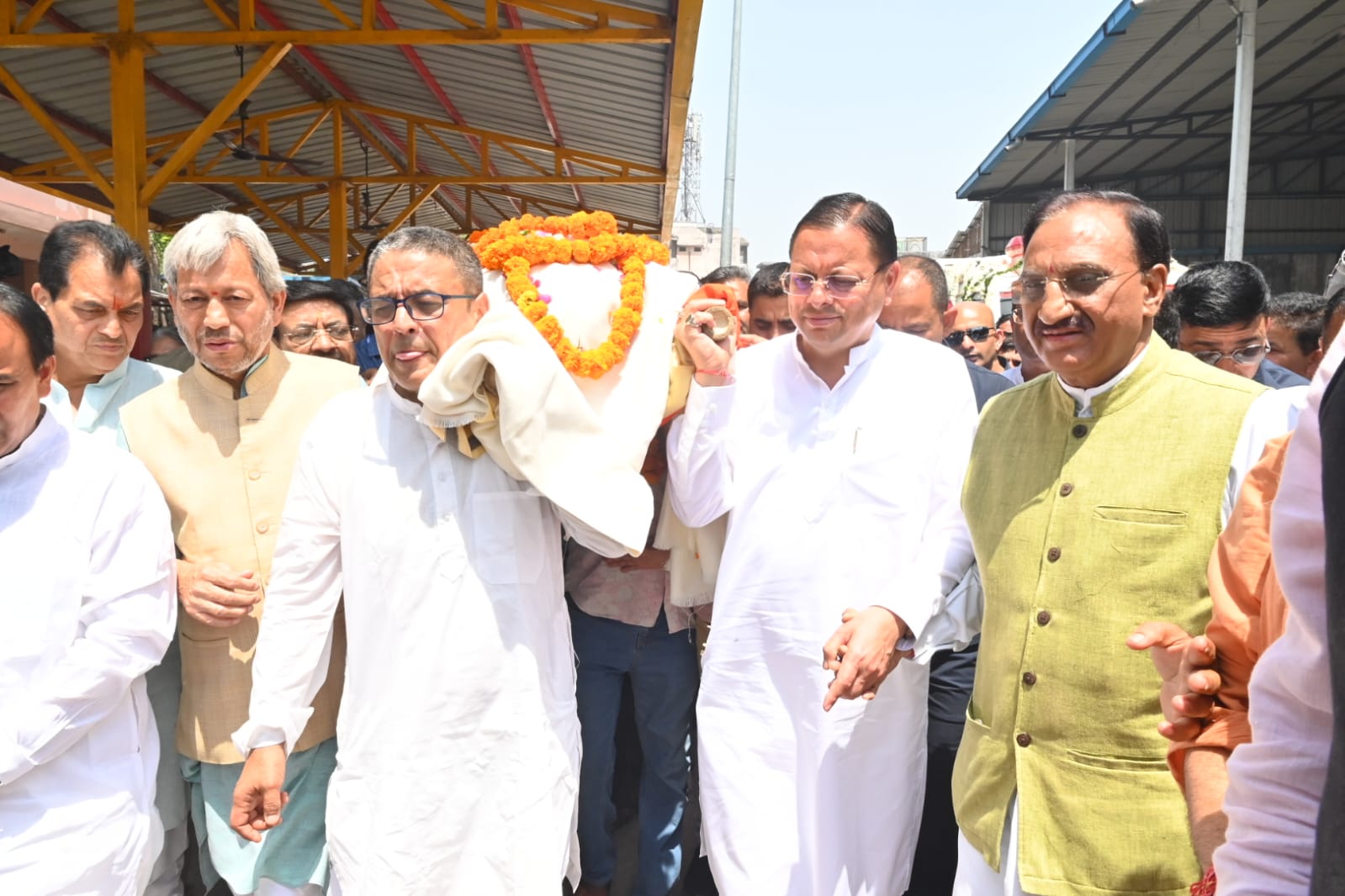 स्वर्गीय खंडूरी को कंधा  देते मुख्यमंत्री धामी व अन्य नेता