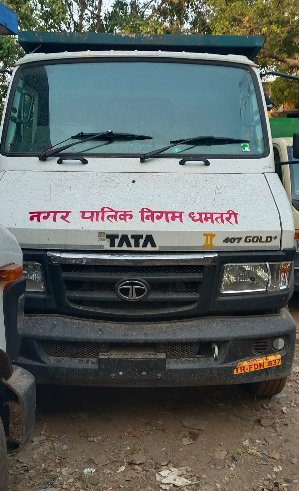बिना आरसी, इंश्योरेंस की चलने वाली निगम में खड़ी हुई गाड़ी।