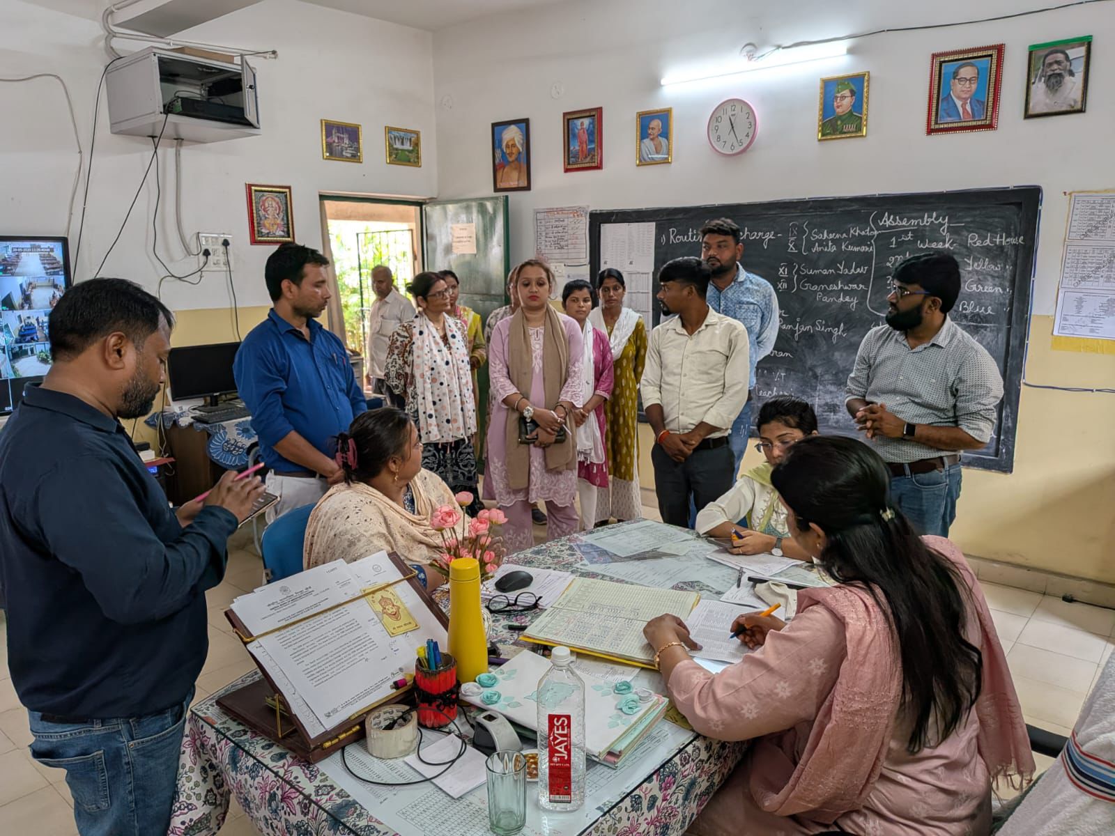 निरीक्षण करते अधिकारी