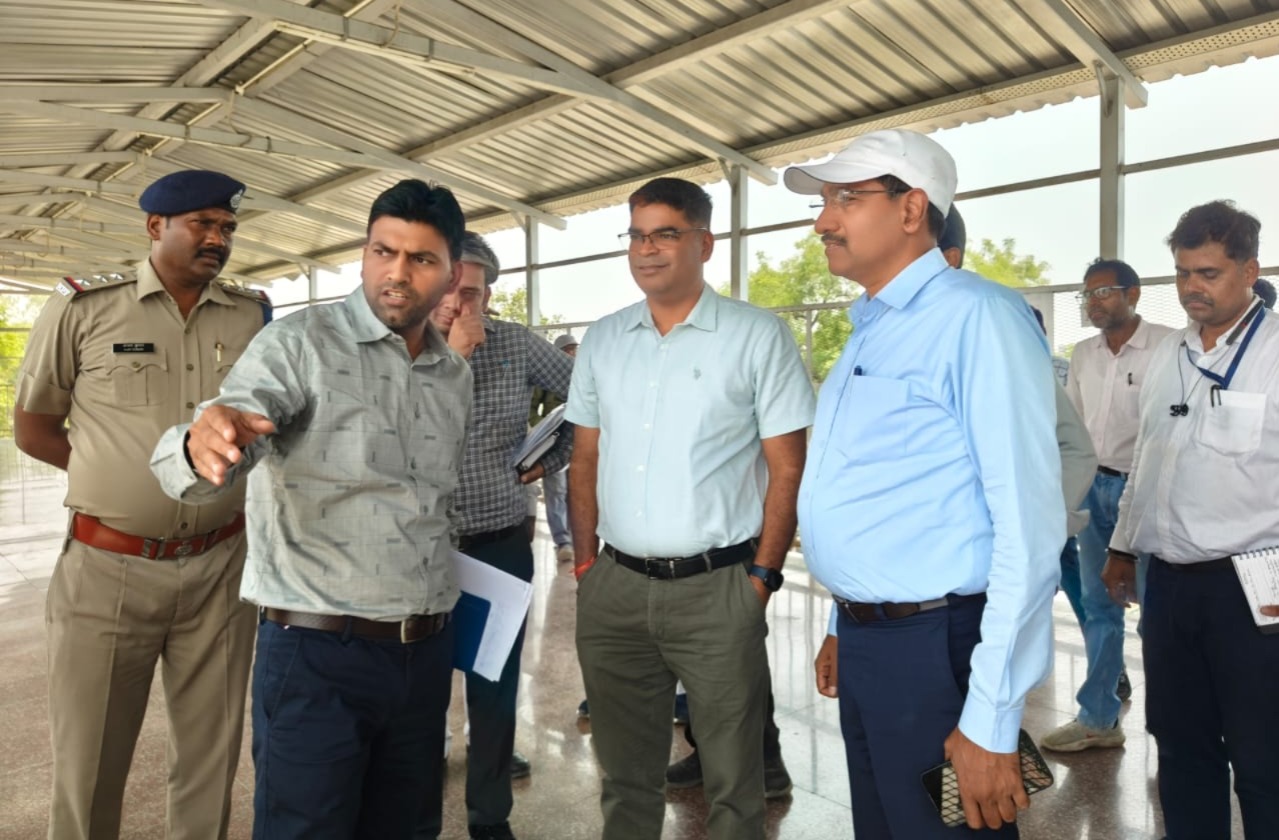 डीआरएम सुनील कुमार वर्मा भंडारी रेलवे स्टेशन पर बन रहे यार्ड का निरीक्षण करते हुए