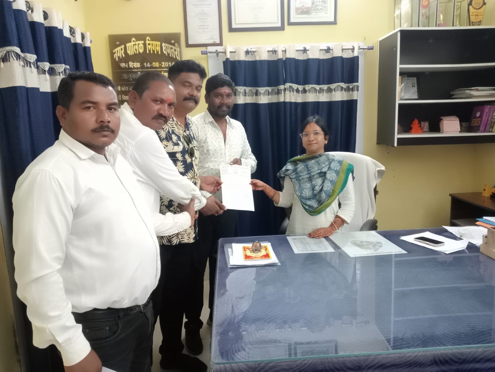 आयुक्त को ज्ञापन सौंपते हुए नेता प्रतिपक्ष दीपक सोनकर व अन्य पार्षदगण।