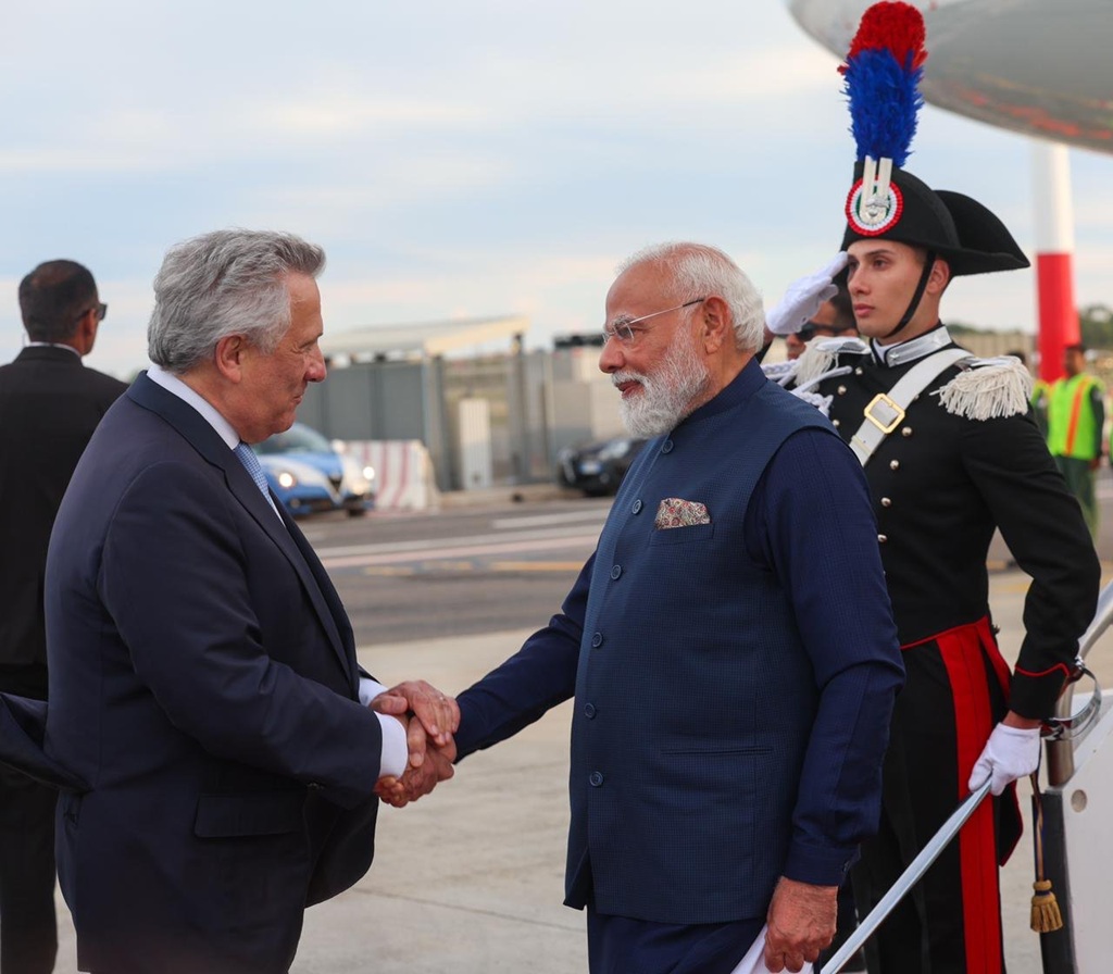 भारत के प्रधानमंत्री नरेन्द्र मोदी ने इटली की राजधानी रोम पहुंचने के तत्काल बाद के चार फोटो एक्स पर साझा किए हैं। इसी पोस्ट में उन्होंने रोम पहुंचने की जानकारी साझा की है।